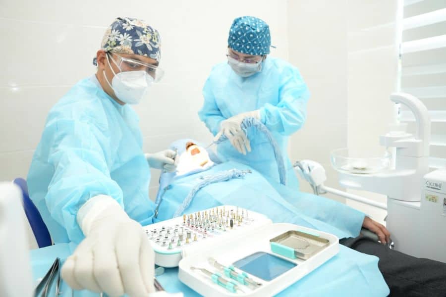 Bác sĩ chuyên khoa Răng Hàm Mặt tại Bệnh viện 30-4 đang thăm khám và tư vấn điều trị cho người bệnh