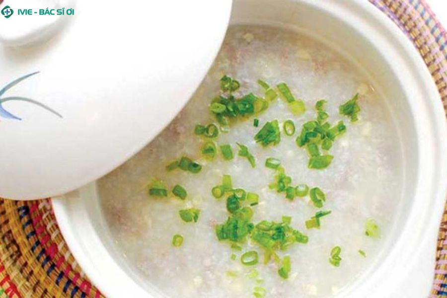 Thực đơn ăn uống sau nội soi đại tràng nên nhẹ nhàng, dễ tiêu và ít chất béo để hỗ trợ phục hồi niêm mạc ruột