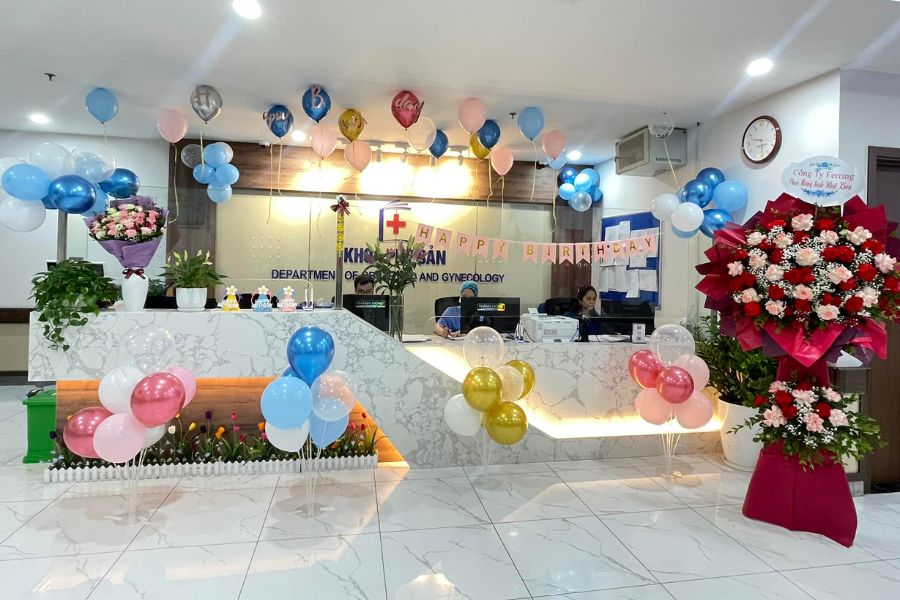 Nhân viên y tế tận tình hướng dẫn người bệnh làm thủ tục đăng ký tại sảnh tầng 1