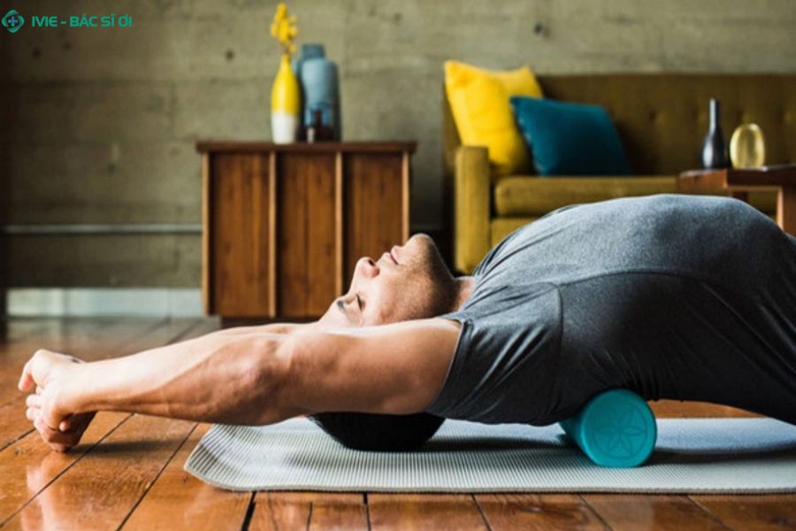 Nên dùng con lăn mềm, loại dành cho trẻ em để tránh gây đau.