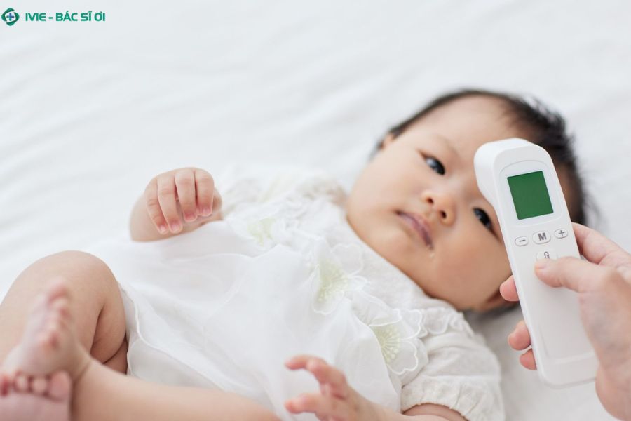 Trẻ 2 tháng tuổi 37,5°C cần theo dõi những dấu hiệu nào?
