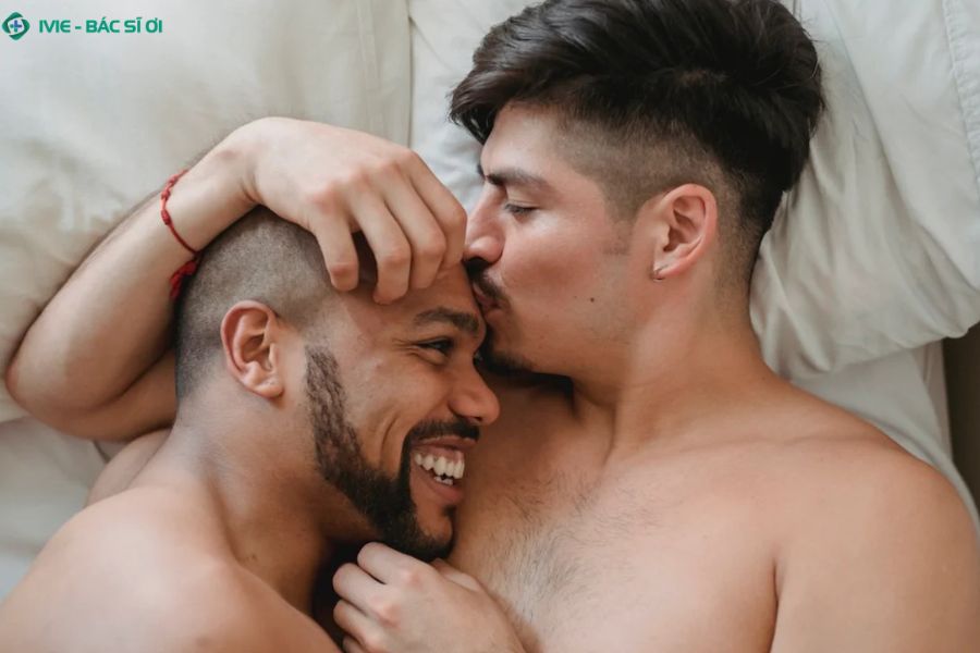 Quan hệ qua đường hậu môn không bảo vệ là hình thức có rủi ro lây nhiễm HIV cao nhất do niêm mạc dễ trầy xước