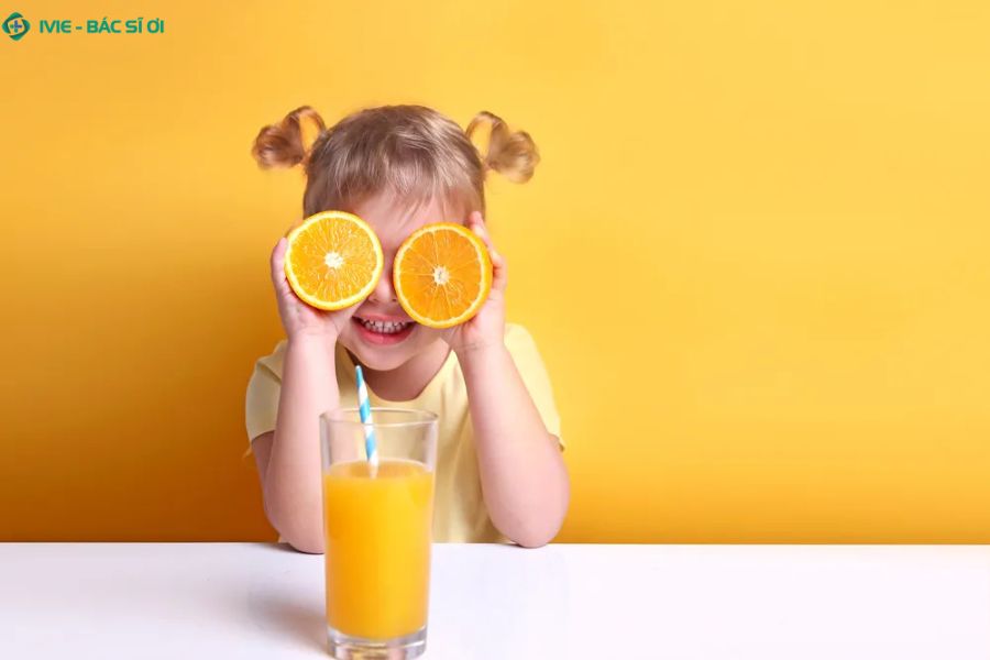 Cách pha nước cam cho bé 7 tháng