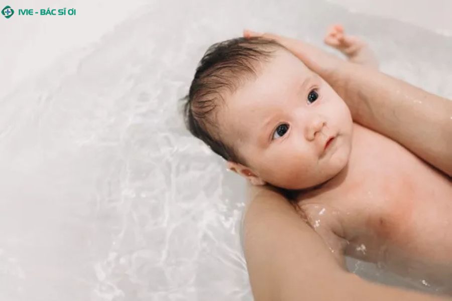 Khung giờ tắm tốt nhất cho trẻ 4 tháng tuổi theo khuyến cáo bác sĩ