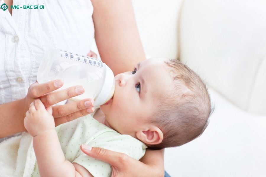 Trẻ 3 tháng chưa nên ăn dặm, sữa vẫn là nguồn dinh dưỡng tốt nhất