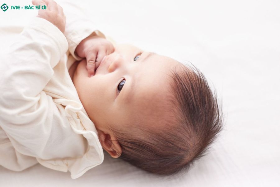 Trẻ 4 tháng tuổi mút tay thường không đáng lo