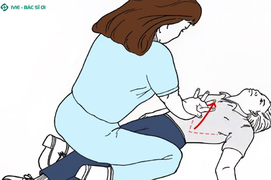 Hướng dẫn ép ngực hà hơi đúng cách khi trẻ bất tỉnh do hóc dị vật