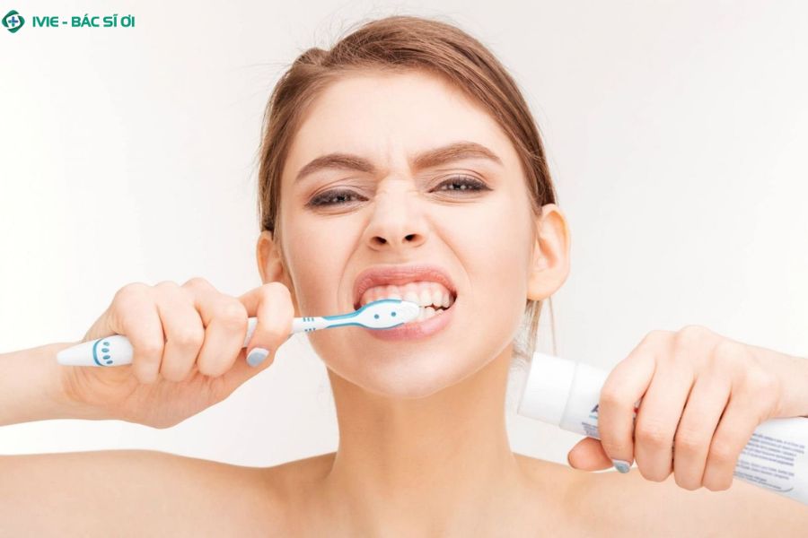 Vệ sinh răng miệng kém nguyên nhân hàng đầu gây hơi thở có mùi hôi