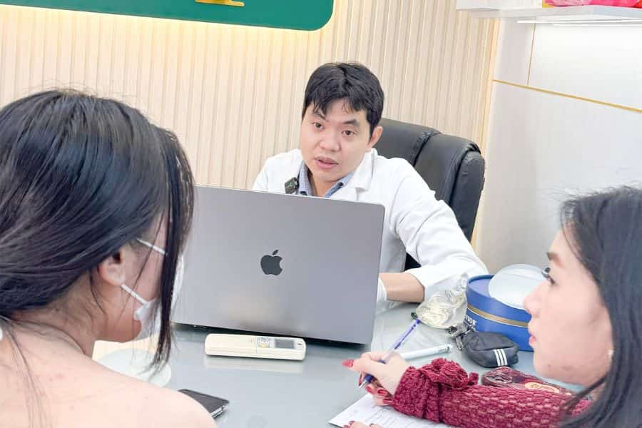 Bác sĩ Nguyễn Hồ Huy Hoàng luôn thăm khám kỹ lưỡng và đưa ra giải pháp thẩm mỹ an toàn cho từng cá nhân