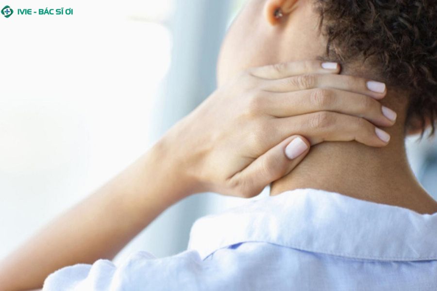 Vị trí đau cổ vai gáy bên trái thường gặp cơn đau có thể lan lên đầu, vai hoặc xuống cánh tay