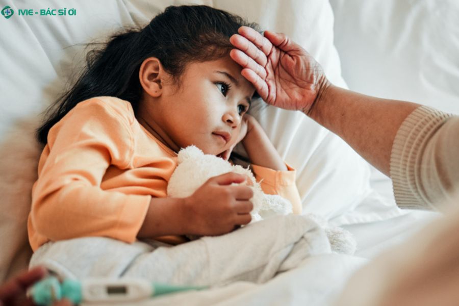 Hiện tượng trẻ sốt đầu nóng nhưng tay chân lạnh