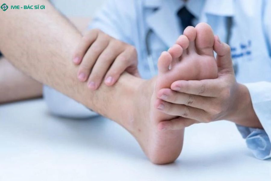 Dấu hiệu cảnh báo đau ngón chân nghiêm trọng như sưng tấy, đỏ nóng, chảy mủ cần đi khám sớm để tránh biến chứng