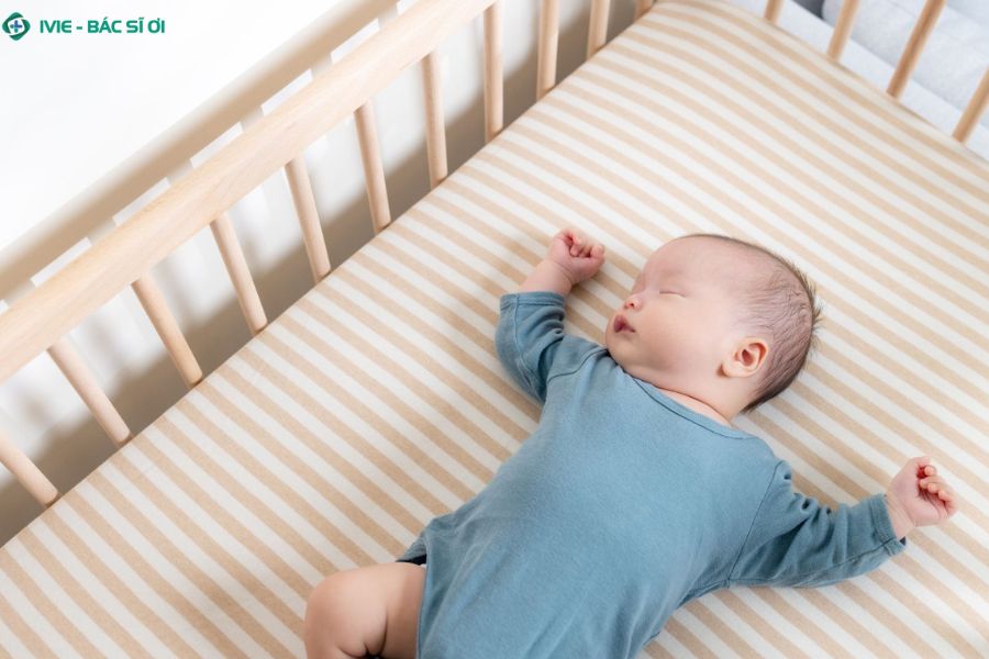 Trẻ 4 tháng tuổi lắc đầu khi ngủ có nguy hiểm không?