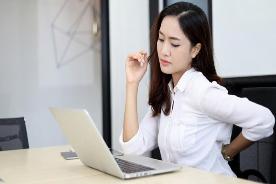 Dân văn phòng cũng không nằm ngoài nguy cơ cong vẹo cột sống