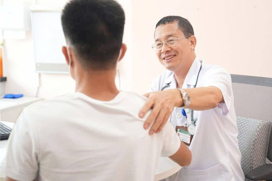 Thay vì các combo đóng gói sẵn, bác sĩ tại Bạch Mai sẽ cá nhân hóa danh mục cận lâm sàng dựa trên thể trạng và độ tuổi để tối ưu hóa chi phí