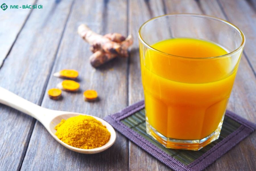 Cốc nước mật ong nghệ và tách trà hoa cúc giúp hỗ trợ tiêu hóa, giảm đầy hơi, thanh lọc cơ thể