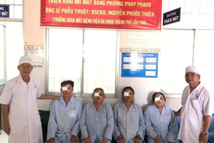 Bác sĩ chuyên khoa Mắt Bệnh viện Đa khoa TP. Cần Thơ tận tình thăm khám cho người bệnh với trang thiết bị tân tiến