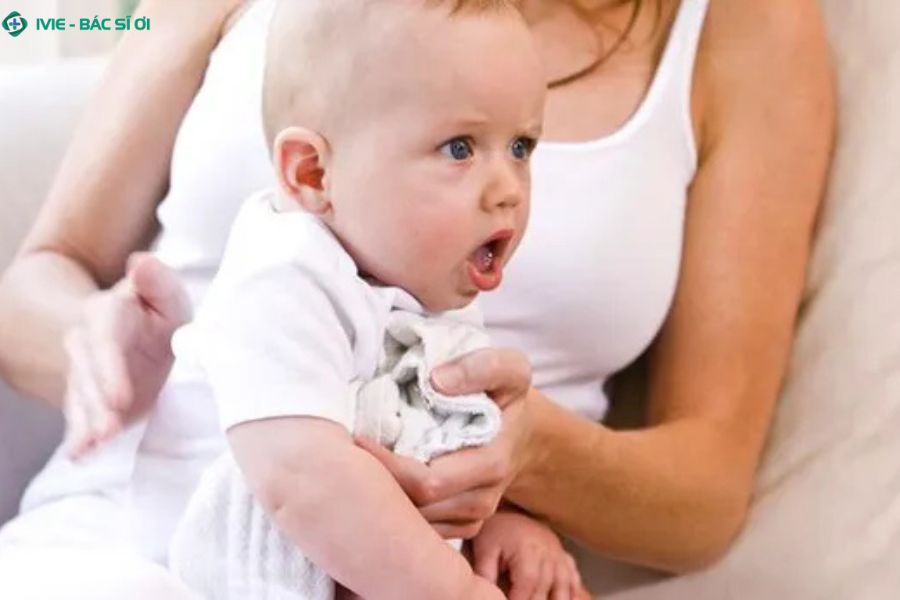 Cách chăm sóc trẻ 2 tháng tuổi bị trào ngược dạ dày