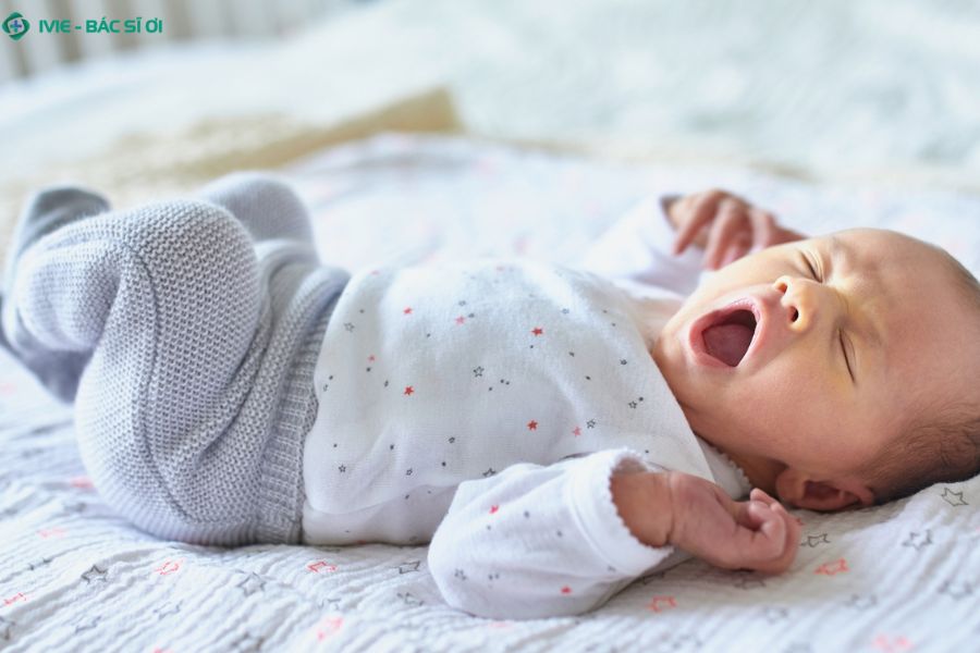 Dấu hiệu rùng mình ở trẻ 7 tháng