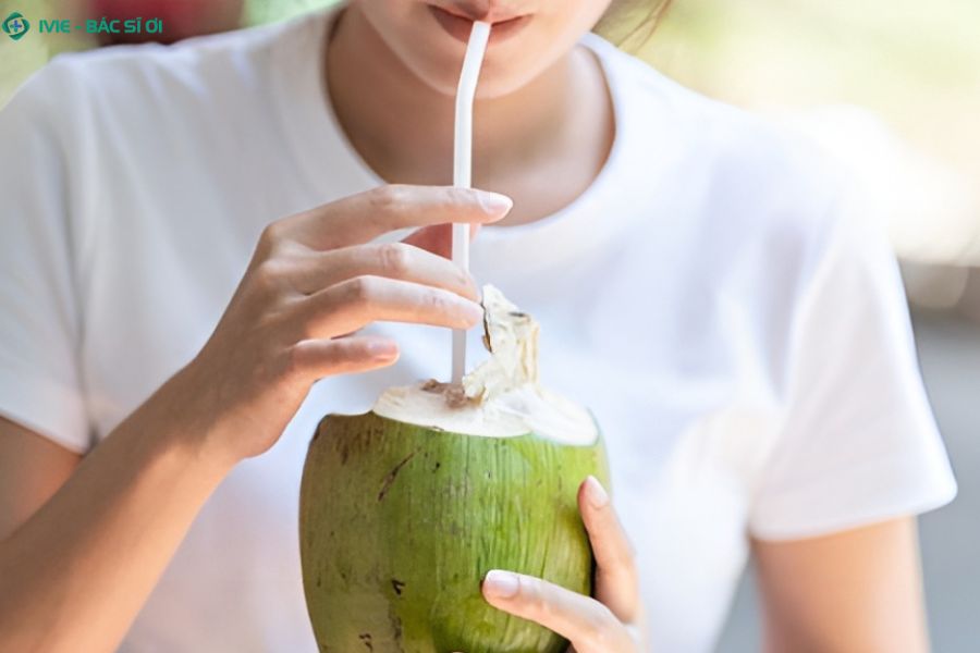 Thời điểm an toàn để mẹ sau sinh thường 1 tháng uống nước dừa