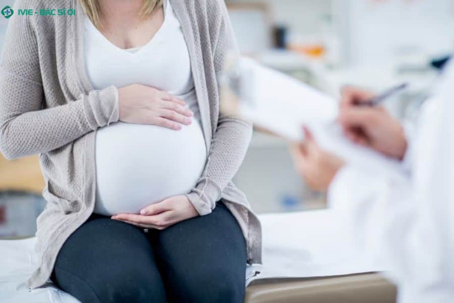 Mẹ bầu có thể dùng thẻ AIA để bảo lãnh trực tiếp hoặc lấy hóa đơn đỏ để thanh toán sau