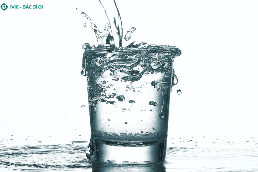 Ưu tiên uống nước lọc để giữ cơ thể đủ nước và tránh kích thích bàng quang