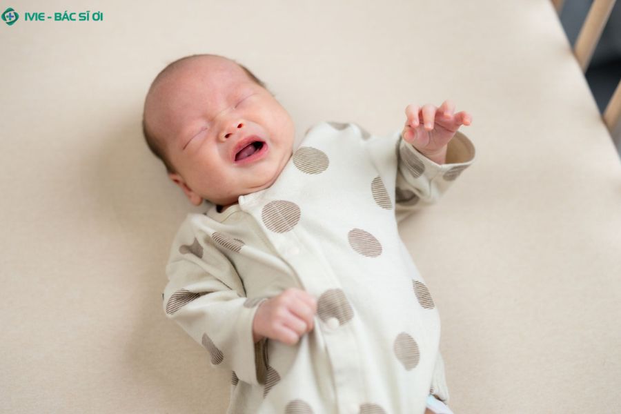 Cách giúp trẻ 4 tháng tuổi ngủ ngon khi hay lắc đầu