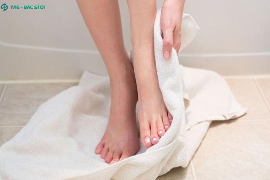 Chườm lạnh và giữ vệ sinh da sạch sẽ là cách xử lý đơn giản khi chân nổi mẩn đỏ ngứa