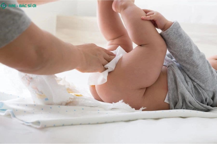 Nhầy máu trong phân trẻ có thể do tổn thương cơ học tại hậu môn hoặc viêm nhiễm trong lòng ruột