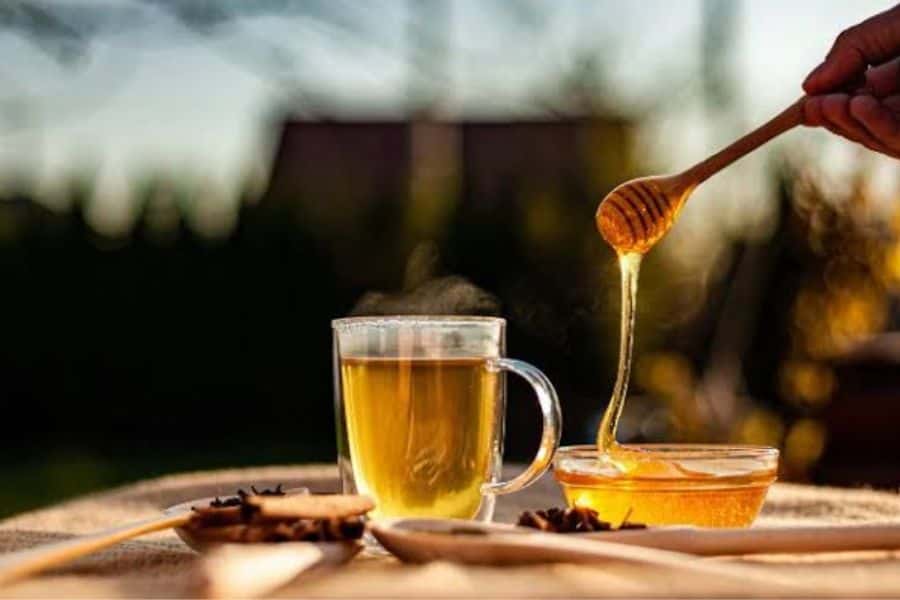 Pha loãng mật ong với nước ấm và dùng lượng nhỏ giúp người men gan cao hạn chế nạp quá nhiều đường