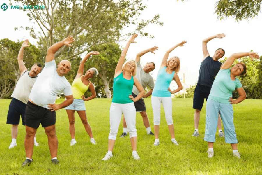 Người cao tuổi luyện tập thể dục nhẹ nhàng đi bộ và yoga giúp tăng mật độ xương