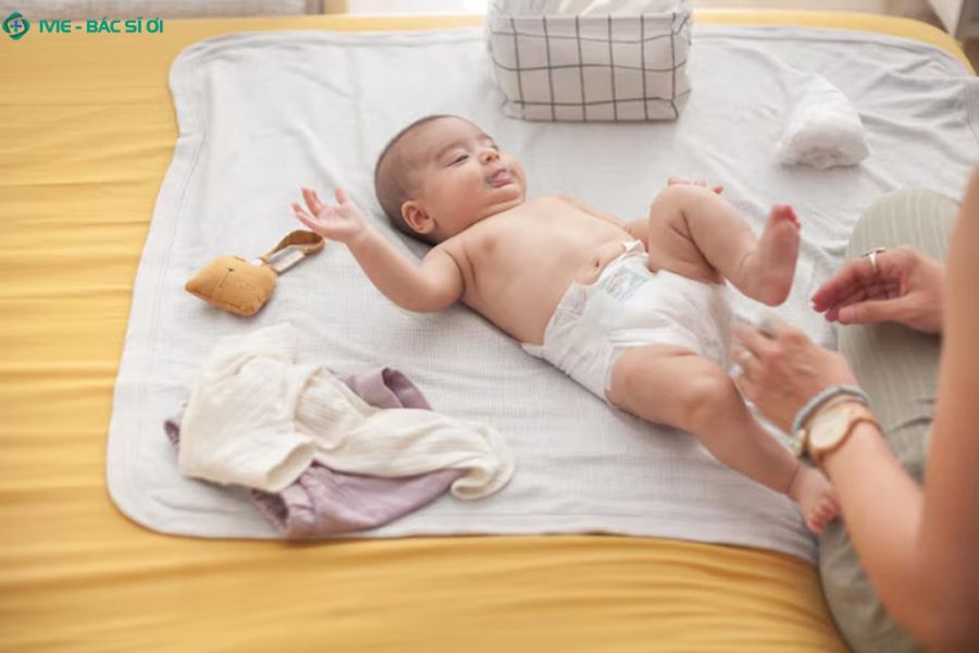 Tần suất đi tiểu của bé 5 tháng thay đổi theo chế độ bú