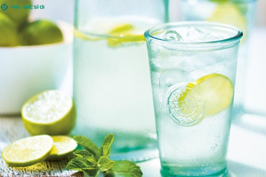 Uống nước chanh loãng giúp hỗ trợ dạ dày hoạt động tốt hơn