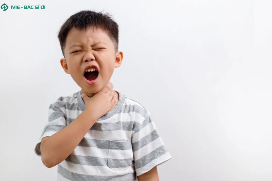 Dấu hiệu hóc dị vật ở trẻ bao gồm ho yếu, tím tái, không khóc được, ôm cổ – cần nhận biết và sơ cứu ngay
