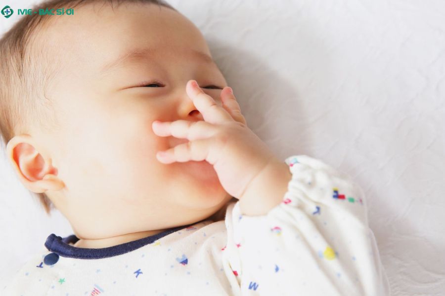 Có nên ngăn trẻ 4 tháng tuổi mút tay không?