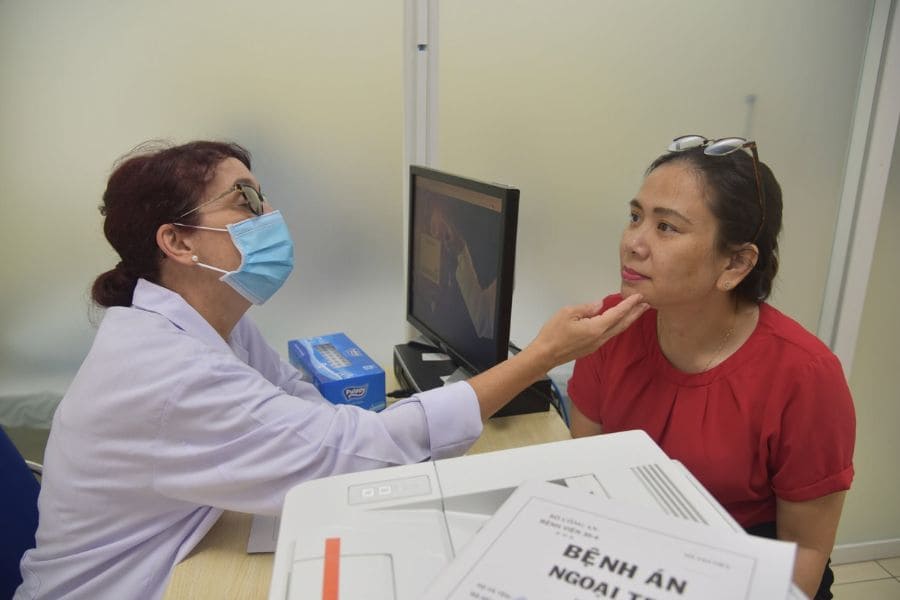 Bác sĩ chuyên khoa trực tiếp thăm khám và tư vấn dáng mũi phù hợp cho khách hàng tại Bệnh viện 30-4
