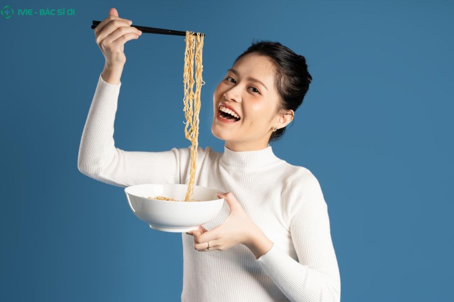 Khi nào mẹ sau sinh nên tránh ăn mì cay để bảo vệ sức khỏe?