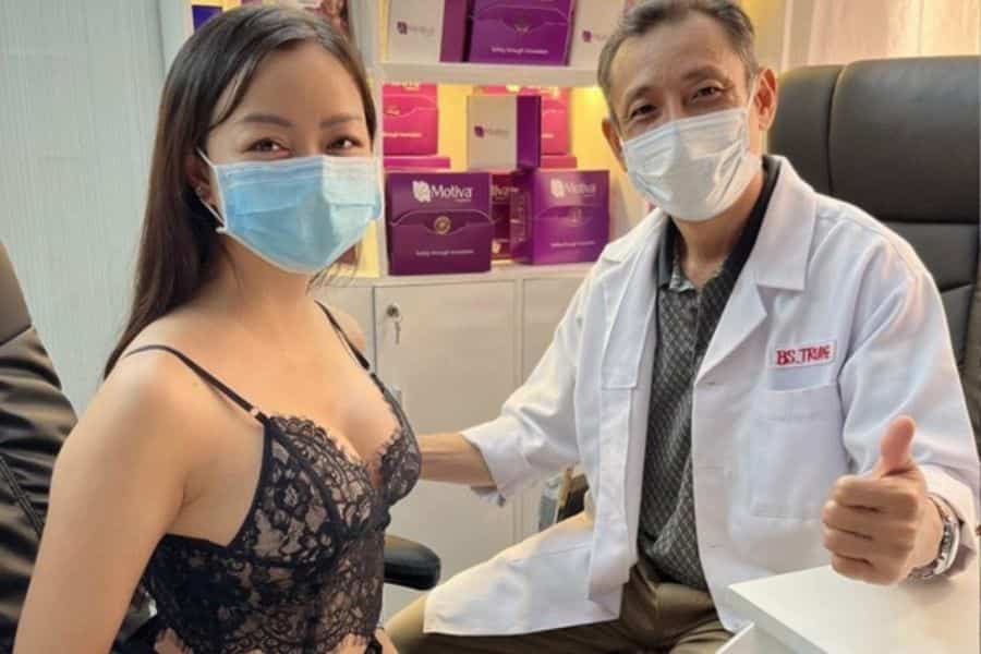 BS. Trung luôn lắng nghe và tư vấn kỹ lưỡng giúp người bệnh an tâm trước khi can thiệp phẫu thuật