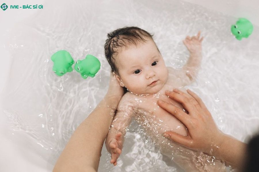 Những thời điểm không nên tắm cho trẻ 2 tháng tuổi