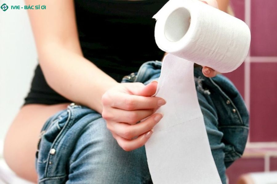 Rửa hoặc lau nhẹ sau khi đi tiểu giúp vùng kín luôn sạch, khô thoáng và giảm nguy cơ viêm nhiễm