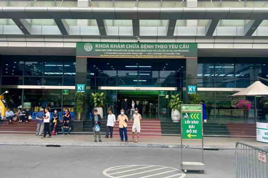 Tòa nhà K1 là nơi tập trung phần lớn các phòng khám theo yêu cầu của Bệnh viện Bạch Mai