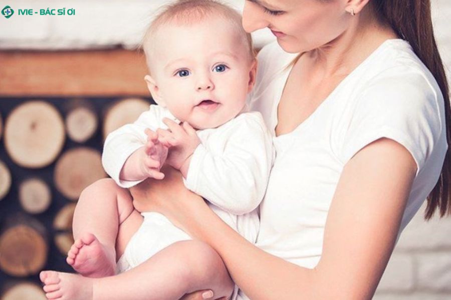 Trẻ 5 tháng tuổi đã bế ngồi được chưa?