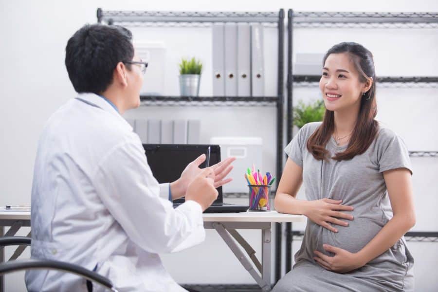 Bảo hiểm sức khỏe thương mại cung cấp quyền lợi thai sản giúp hỗ trợ chi phí sinh mổ, sinh thường và biến chứng thai kỳ