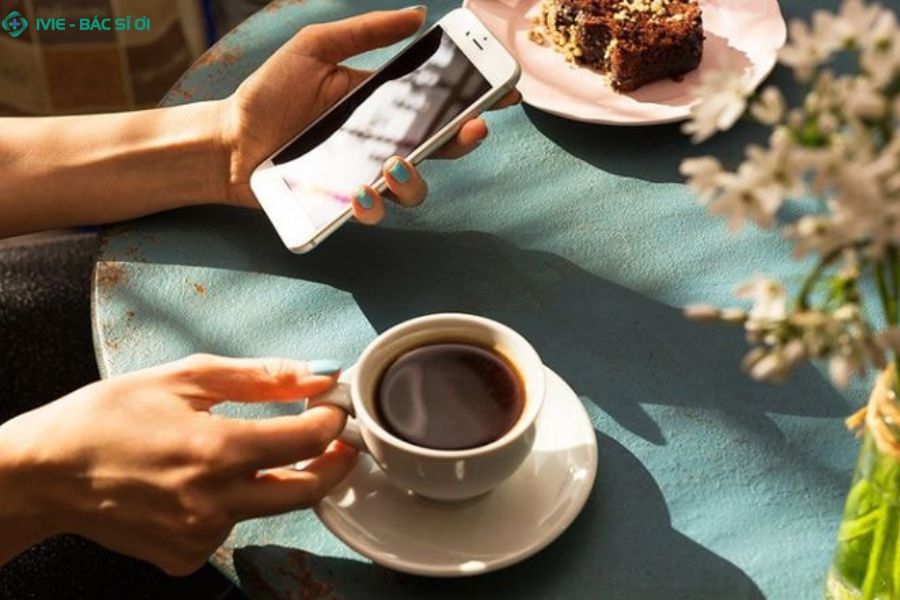 Giới hạn caffeine và tránh dùng điện thoại trước khi ngủ giúp giảm lo âu, cải thiện giấc ngủ