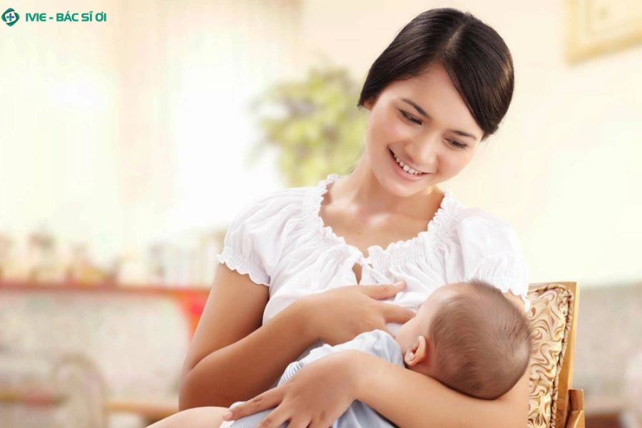Ăn mì tôm sau sinh dễ làm sữa ít, kém chất lượng mẹ nên hạn chế