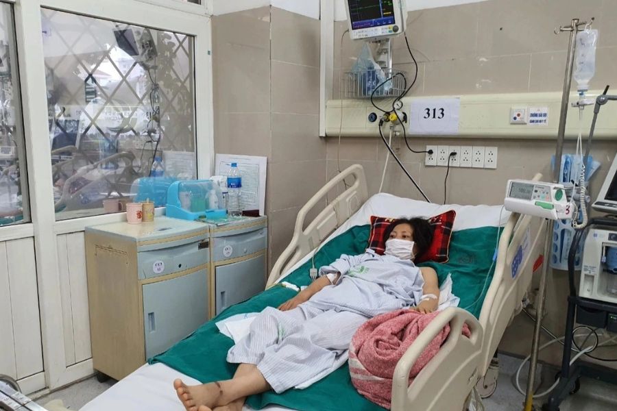 Bác sĩ chuyên khoa giải thích chi tiết kết quả xét nghiệm và đưa ra phác đồ điều trị cá nhân hóa
