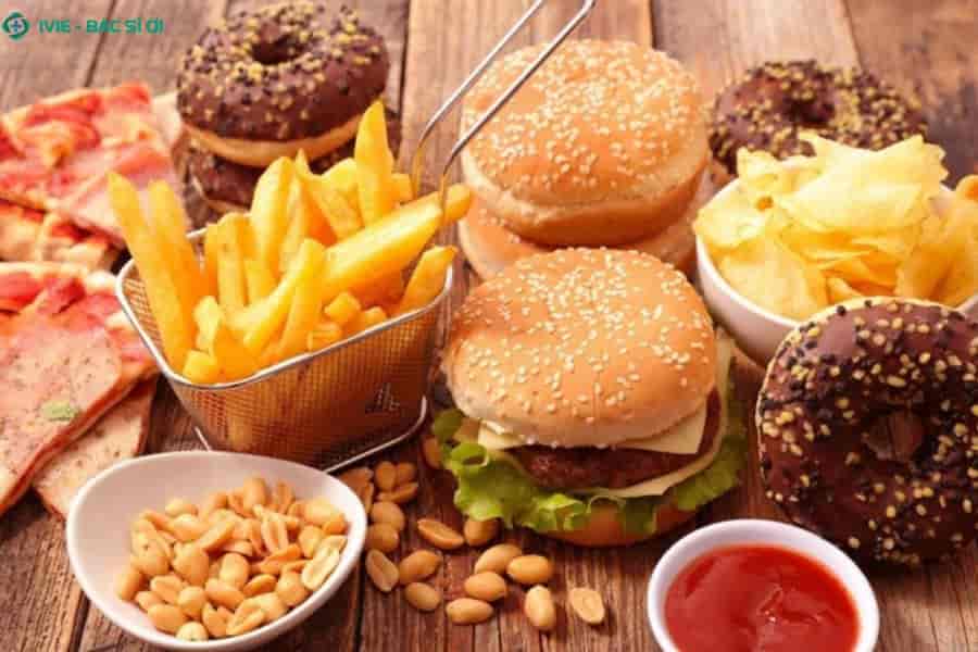 Hạn chế tiêu thụ đồ ăn chứa nhiều chất bảo quản và mỡ chuyển hóa để gan không bị quá tải