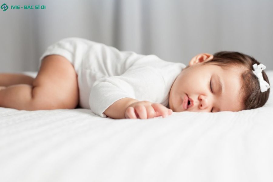 Có cần đánh thức trẻ 3 tháng tuổi dậy bú ban đêm hay không phụ thuộc vào tăng cân và thể trạng