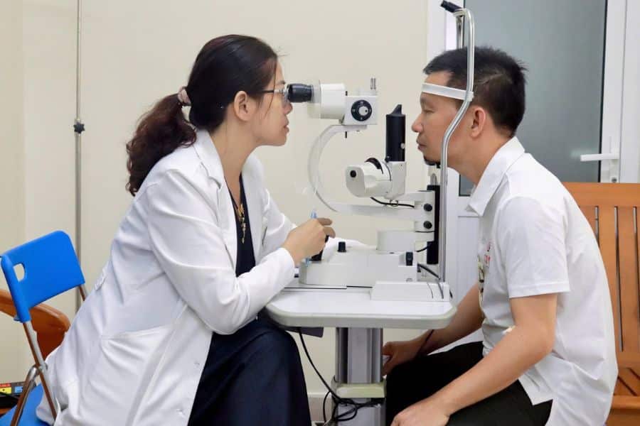 Khám chuyên khoa mắt là bước bắt buộc trong quy trình khám sức khỏe lái xe tại Bệnh viện 30-4