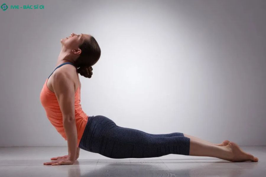 Upward-Facing Dog giúp mở ngực và giảm căng cổ vai